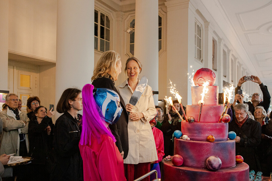 Anschnitt der riesigen Torte durch die neuen Intendantinnen Dorothea Hartmann und Beate Heine